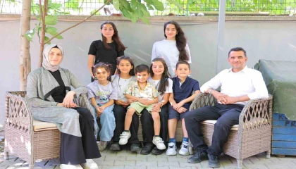 7 çocuklu öğretmen çift tebessüm ettirdi