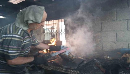 Adana sıcağında Kelle Paça ütücülerin zorlu mesaisi