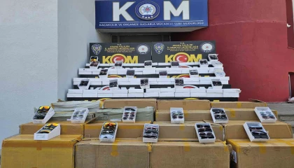 Adanada 14 milyonluk kaçak güneş gözlüğü ve telefon ele geçirildi