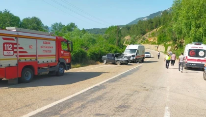 Adanada ambulans ile otomobil çarpıştı: 1 ölü, 3 yaralı
