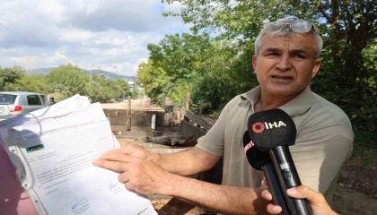 Adanada belediyenin arazisinde açtığı yolun 4 metresini kapattı