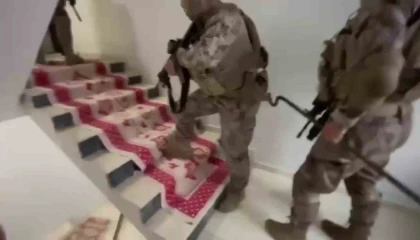 Adanada çelik yelek ve silahlar ele geçirildi