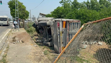 Adanada zincirleme kazada tır narenciye bahçesine devrildi