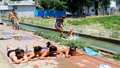 Adanalı çocukların yaz tatili: Kanaletlerde yüzüyor, kaldırımda güneşleniyorlar