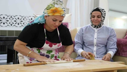 Adanalı kadınların ev baklavası mesaisi