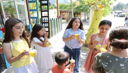 Adanalı öğrencileri serinleten karne hediyesi