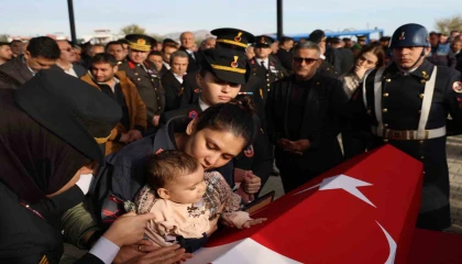 Adanalı şehidin eşi, düğün fotoğraflarını minik kızıyla çektirdi