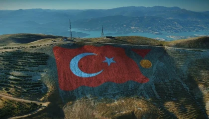 Ahır Dağı zirvesine 38 bin metrekarelik Türk bayrağı