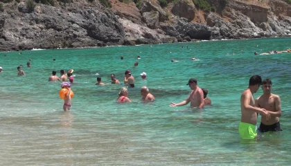 Alanyada aşırı sıcaklar sahilleri doldurdu