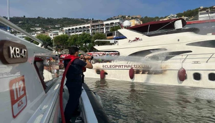 Alanyada iskeleye bağlı lüks yat alevlere teslim oldu