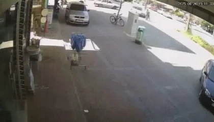 Aniden yola fırlayan bisikletli karşısında sürücünün son anda ki tepkisi kameraya yansıdı