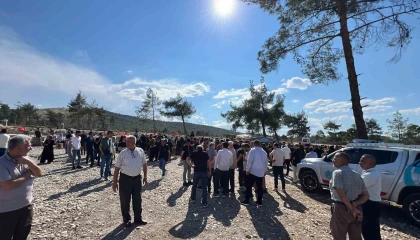 Anne ve çocuklarına gözyaşlarıyla veda