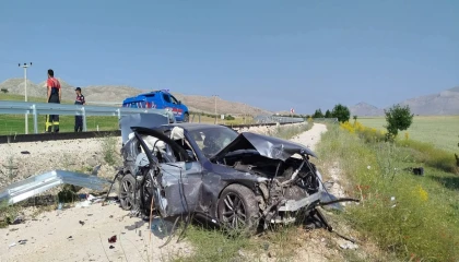 Antalya-Denizli karayolunda kontrolden çıkan otomobil şarampole düştü,3 yaralı