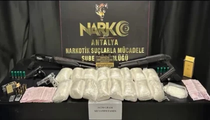 Antalya emniyeti zehir tacirlerine geçit vermedi: 16 kilo uyuşturucu ve 5 silah ele geçirildi