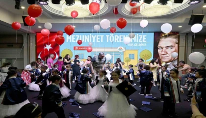 Antalya OSBnin minikleri mezuniyet sevincini kep atarak kutladı