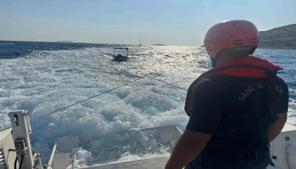 Antalyada arızalanan teknedeki 2 kişinin imdadına Sahil Güvenlik ekipleri yetişti