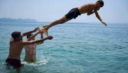 Antalyada bayramın ilk gününde sahillerde yoğunluk oluştu