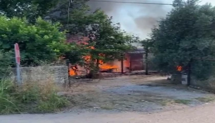 Antalyada çıkan yangında ev ve traktör kül oldu