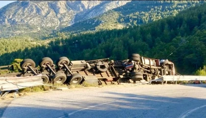 Antalyada demir profil yüklü tır devrildi: 1 ölü