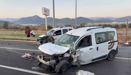Antalyada hafif ticari araçlar kafa kafaya çarpıştı: 4 yaralı