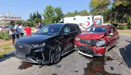 Antalyada iki otomobil çarpıştı: 7 yaralı