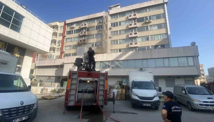 Antalyada iş merkezinde çıkan yangın korkuttu