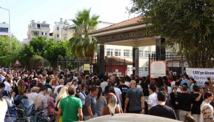 Antalyada LGS sınavı öğrenciler kadar velileri de heyecanlandırdı