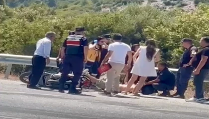 Antalyada motosiklet devrildi, sürücü yaralandı