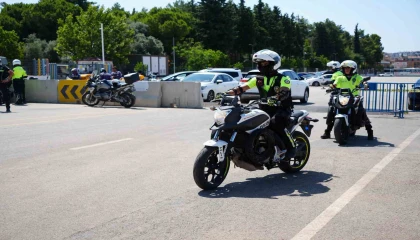 Antalyada motosikletli polis timlerine güvenli sürüş eğitimi