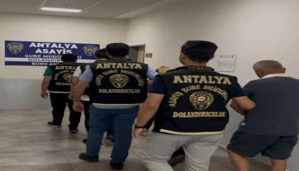 Antalyada sahte altınla kuyumcuları dolandıran 4 şüpheli yakalandı