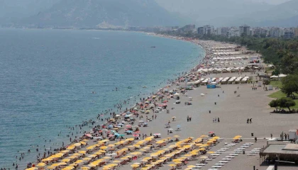 Antalyada termometreler 35 dereceyi gösterdi, LGSden çıkanlar denize koştu