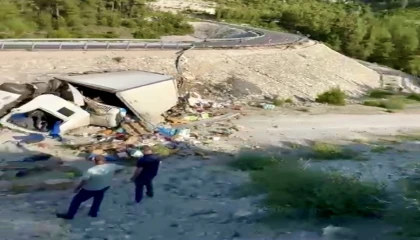 Antalyada yoldan çıkan kamyon boş alana yuvarlandı: Sürücüsü ağır yaralandı