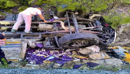 Antalyada yumurta yüklü kamyon devrildi: 1 ölü