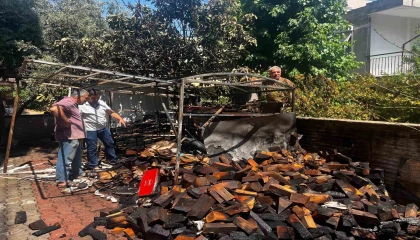 Apartman arkasındaki odunlukta çıkan yangın, mahalleliyi sokağa döktü