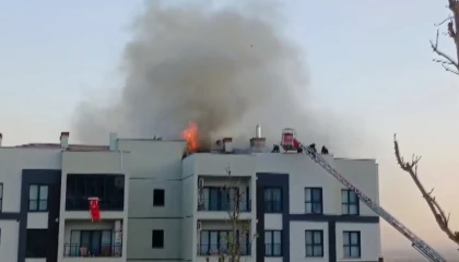 Apartmanın çatısında çıkan yangın paniğe neden oldu
