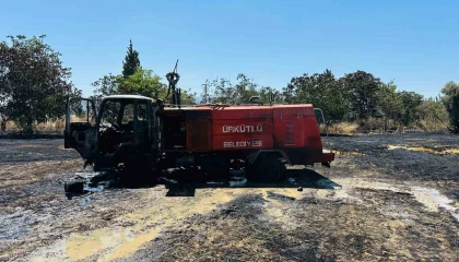 Arazi yangınında alevlerin arasında kalan itfaiye aracı yandı
