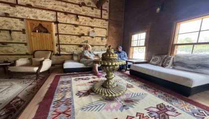 Atalarından kalan tarihi düğmeli evi restore edip turizme kazandırdı
