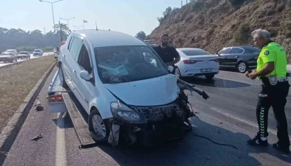 Aynı istikametteki araca çarptıktan sonra Karşı şeride geçip tur aracına çarptı: 3 yaralı