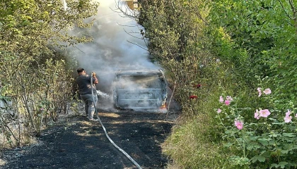 Bahçesindeki otları yakmak istedi, otomobili yaktı