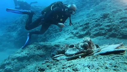 Bakan Ersoy, Akdenizin 2 bin yıllık su altı hazinesine dalış yaptı