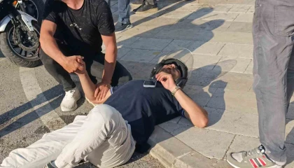 Başını kaldırıma çarpan motosikletli kask sayesinde kazayı ucuz atlattı
