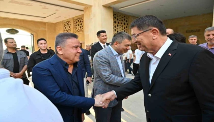 Başkan Muhittin Böcek protokol ve vatandaşlarla bayramlaştı