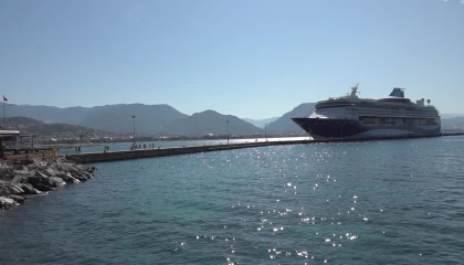 Bin 794 yolcu 740 mürettebatlı dev gemi Alanyaya iskelesine demirledi