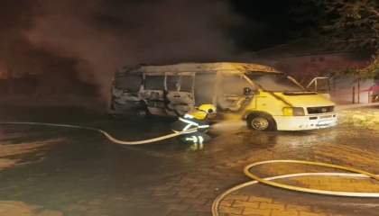 Bucakta minibüs alevlere teslim oldu