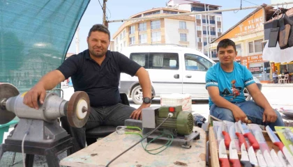 Burdur Gölhisarda Kurban Bayramı öncesi bıçak bileme ustalarının yoğun mesaisi başladı