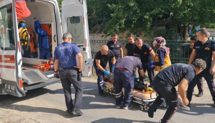 Burdurda ahşap balkon çöktü: Anne ve kızı yaralandı