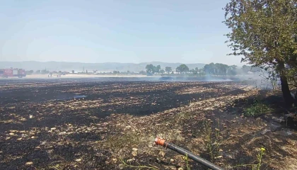Burdurda arazide çıkan yangında 10 dönüm anız, saman balyaları ve sulama boruları zarar gördü