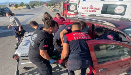 Burdurda hafif ticari araç ile otomobil çarpıştı: 4 yaralı