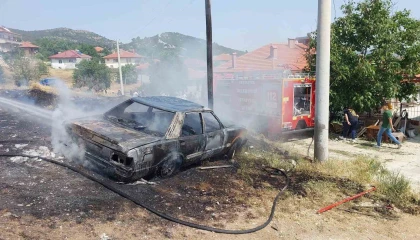 Burdurda park halindeki otomobil alev alev yandı