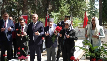 Burdurda protokol şehitliği ziyaret etti